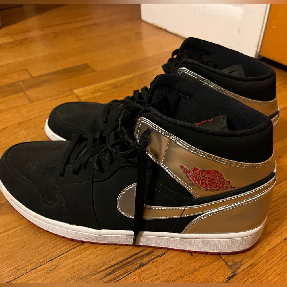 Sleek Nike Air Jordan 1 mid 14US men